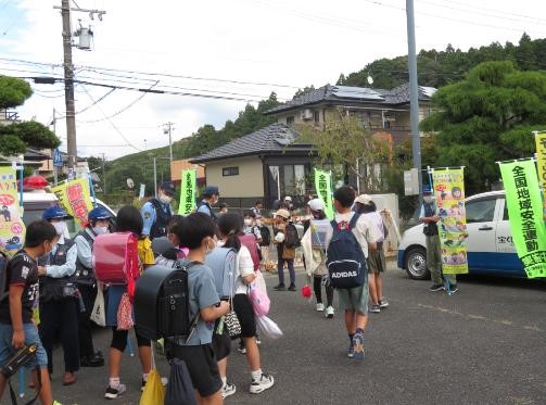 写真：堀之内小学校における下校児童への声かけ・通学路等の見守り活動