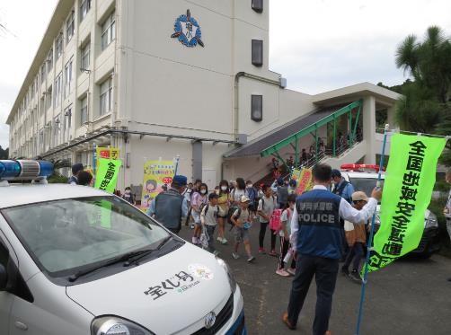 写真：堀之内小学校における下校児童への声かけ・通学路等の見守り活動