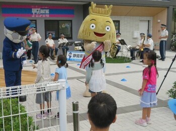 画像：トロベーと警察音楽隊がやってくる！での広報活動の様子