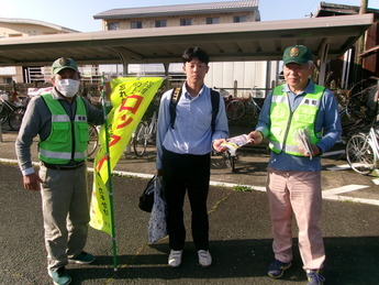 写真：令和6年5月17日　自転車盗難防止・ヘルメット着用広報の実施