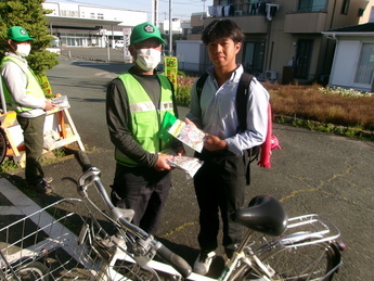 写真：令和6年5月17日　自転車盗難防止・ヘルメット着用広報の実施