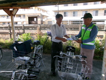 写真：令和6年5月17日　自転車盗難防止・ヘルメット着用広報の実施