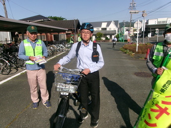 写真：令和6年5月17日　自転車盗難防止・ヘルメット着用広報の実施