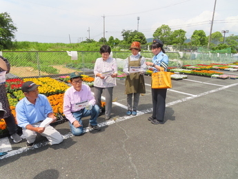 写真：令和6年6月6日　ボランティア団体「細江花の会メンバー」への広報活動を実施しました。