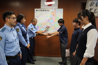 写真：令和6年6月19日　聖隷クリストファー中・高等学校の生徒が「花の日」にちなみ花束を届けてくれました。