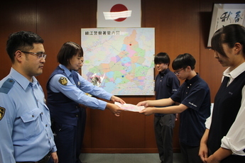 写真：令和6年6月19日　聖隷クリストファー中・高等学校の生徒が「花の日」にちなみ花束を届けてくれました。