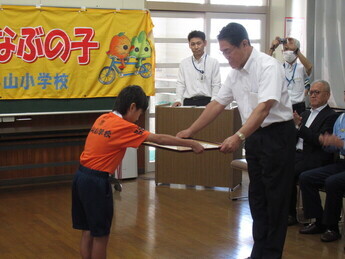 写真：第56回交通安全こども自転車全国大会準優勝した浜松市立平山小学校への 警察本部長感謝状贈呈式の開催について