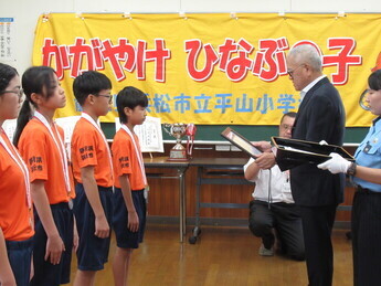 写真：第56回交通安全こども自転車全国大会準優勝した浜松市立平山小学校への 警察本部長感謝状贈呈式の開催について