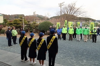 写真：令和7年1月29日　パトカーで地元中学生が交通安全のボイスパトロールを実施