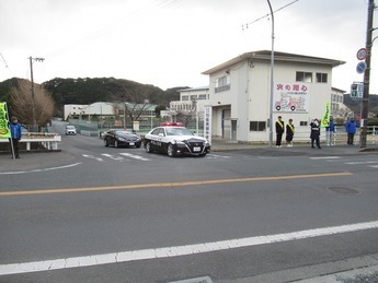 写真：令和7年1月29日　パトカーで地元中学生が交通安全のボイスパトロールを実施