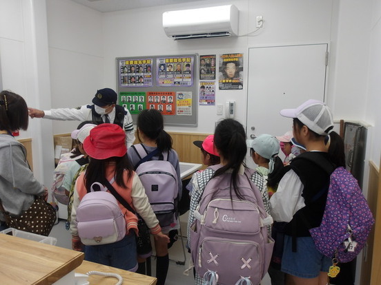 写真：三ヶ日児童館こどもクラブによる三ヶ日町交番の見学