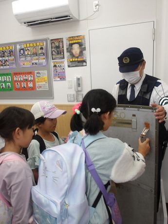 写真：三ヶ日児童館こどもクラブによる三ヶ日町交番の見学