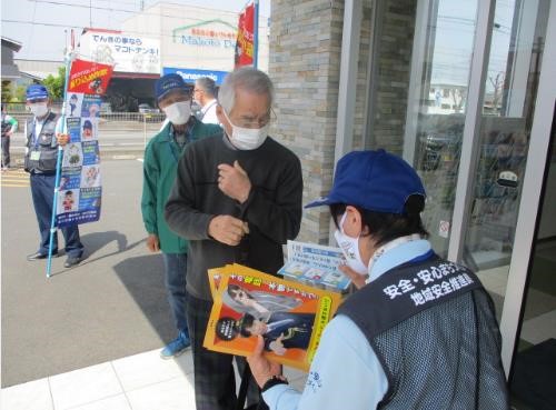 写真：特殊サギ被害発生ゼロの日広報キャンペーン（JA遠州夢咲菊川支店・菊川郵便局）