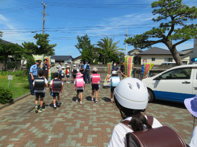 写真：R6.6.11　下校見守り活動（御前崎市立白羽小学校）