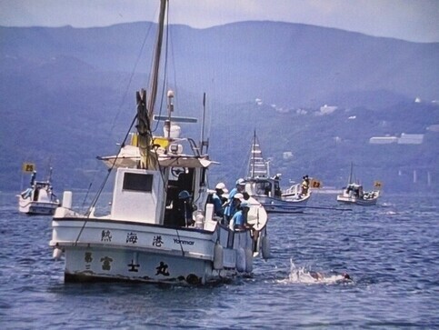 写真：令和6年8月4日、第77回初島・熱海間団体競泳大会の警備を実施しました。