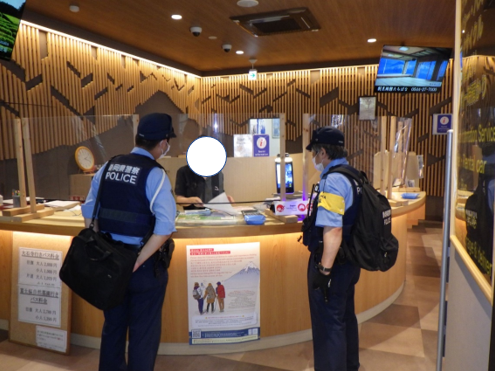 写真：新富士駅における鉄道警察隊との合同訓練