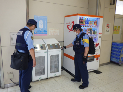 写真：新富士駅における鉄道警察隊との合同訓練