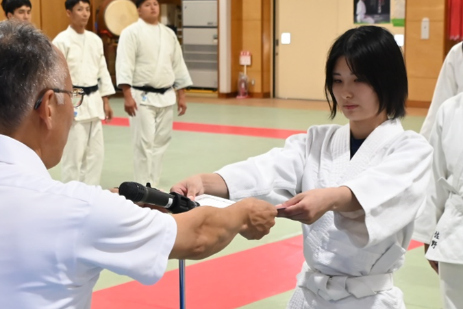 写真：逮捕術大会（静岡県警）遠藤巡査、女性警察官の部「優勝」