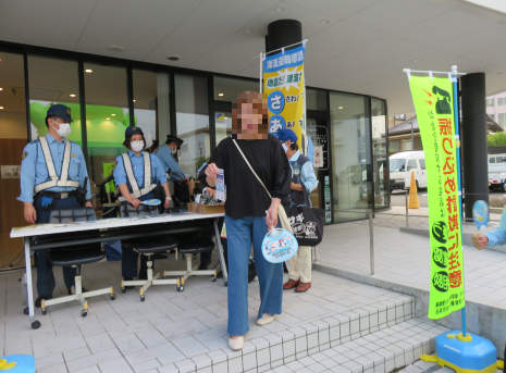 写真：R6.8.10（土曜日）菊川市「夜店市」における防犯広報活動