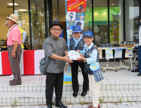 写真：R6.8.10（土曜日）菊川市「夜店市」における防犯広報活動