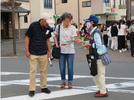 写真：R6.8.10（土曜日）菊川市「夜店市」における防犯広報活動