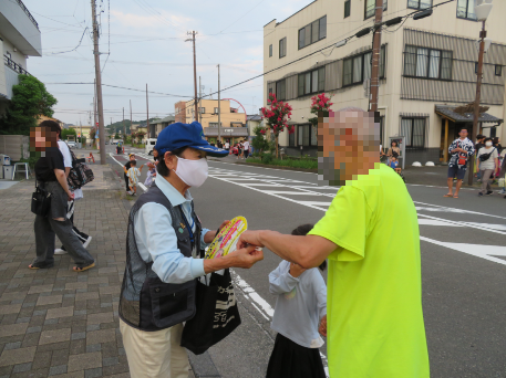 写真：R6.8.10（土曜日）菊川市「夜店市」における防犯広報活動