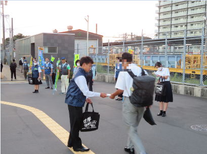 写真：R6.9.24　「鍵かけ被害防止」広報キャンペーン（JR菊川駅南口付近）