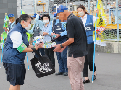 写真：R6.9.24　「鍵かけ被害防止」広報キャンペーン（JR菊川駅南口付近）