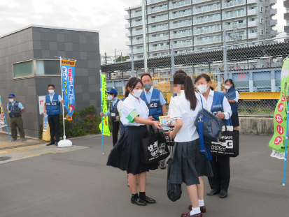 写真：R6.9.24　「鍵かけ被害防止」広報キャンペーン（JR菊川駅南口付近）