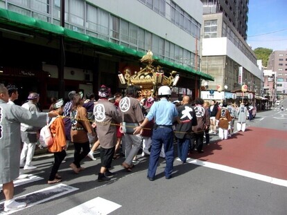 写真：令和6年10月6日、湯前神社例大祭の雑踏警備を行いました。