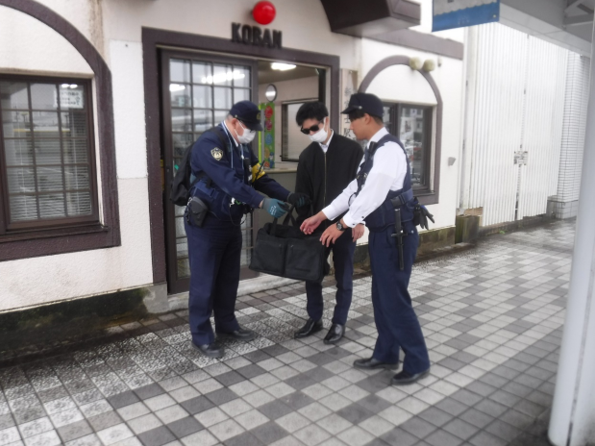 写真：新富士駅における鉄道警察隊との合同訓練（2回目）