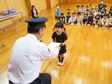 写真:令和7年度ちびっこおまわりさん任命式(白羽のんのん英育園)