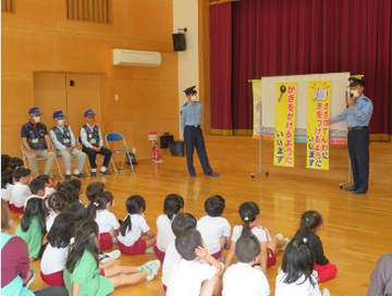 写真:ちびっこおまわりさん任命式(令和7年5月12日 菊川中央こども園)