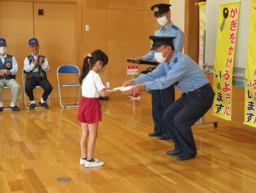 写真:ちびっこおまわりさん任命式(令和7年5月12日 菊川中央こども園)