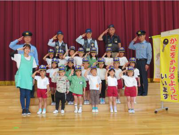 写真：ちびっこおまわりさん任命式（令和7年5月12日　菊川中央こども園）