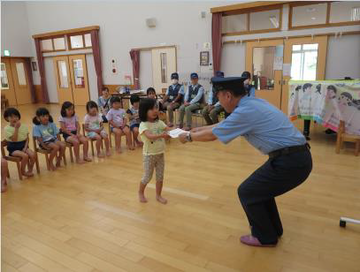 写真：ちびっこおまわりさん任命式（高松保育園）