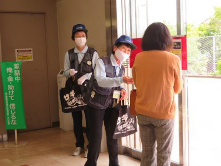 写真：令和7年5月15日　特殊サギ被害ゼロの日広報キャンペーン（静岡銀行菊川支店）