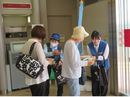 写真：令和7年5月15日　特殊サギ被害ゼロの日広報キャンペーン（静岡銀行菊川支店）