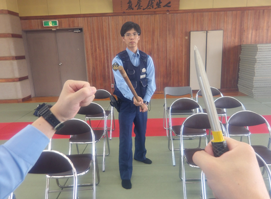 写真：列車内を模倣した施設におけるロールプレイング訓練の様子