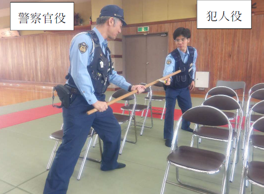写真:列車内を模倣した施設におけるロールプレイング訓練の様子