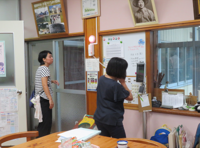 写真：不審者侵入対処訓練の様子
