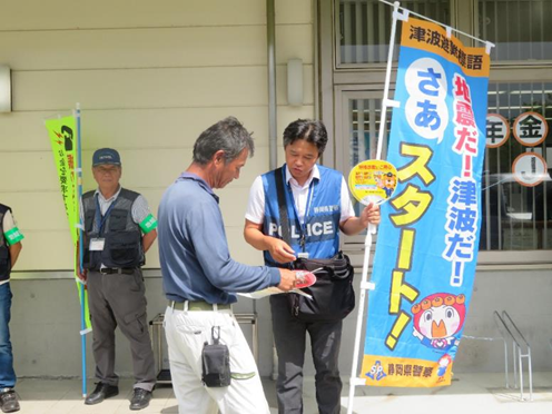 写真：来店者と話す職員