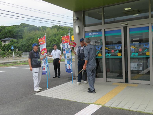 写真：店舗前での広報活動の様子