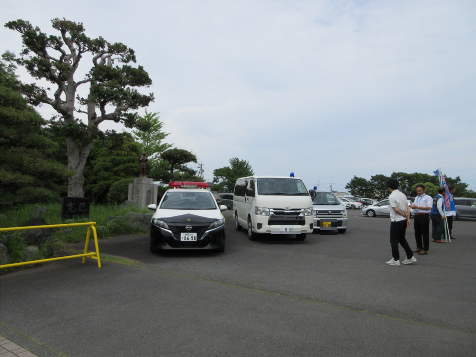 写真：パトカーと青色防犯パトロール車